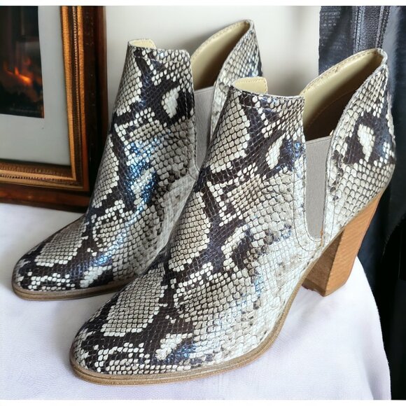NWT VINCE CAMUTO ( 8M) FAMHIDA LEATHER Snake Skin Booties - Picture 5 of 10